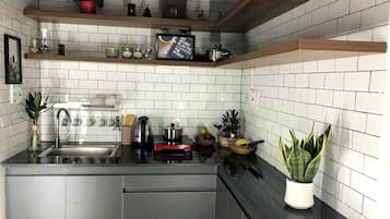 City studio | Privékeuken | Een koelkast, een microgolfoven, kookgerei, borden en bestek