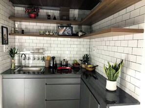 Estudio urbano | Cocina privada | Refrigerador, microondas, utensilios de cocina y comedor 