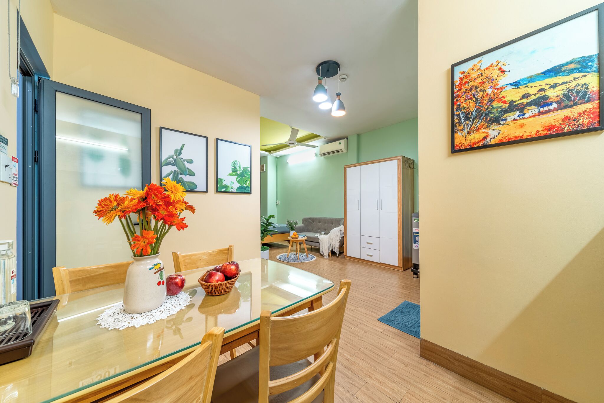 Comfort Double Room, 1 Queen Bed | Living area | 32-inch flat-screen TV with cable channels, TV
