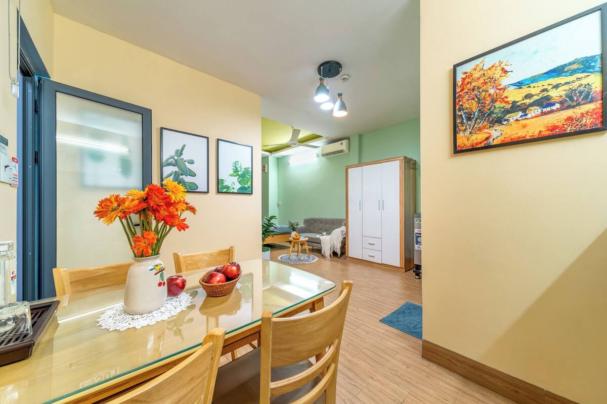 Comfort Double Room, 1 Queen Bed | Living area | 32-inch flat-screen TV with cable channels, TV