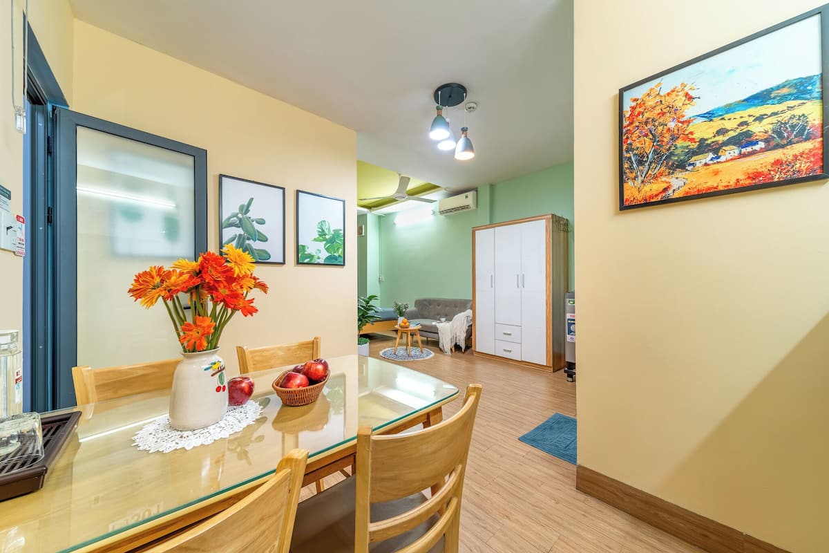 Comfort Double Room, 1 Queen Bed | Living area | 32-inch flat-screen TV with cable channels, TV