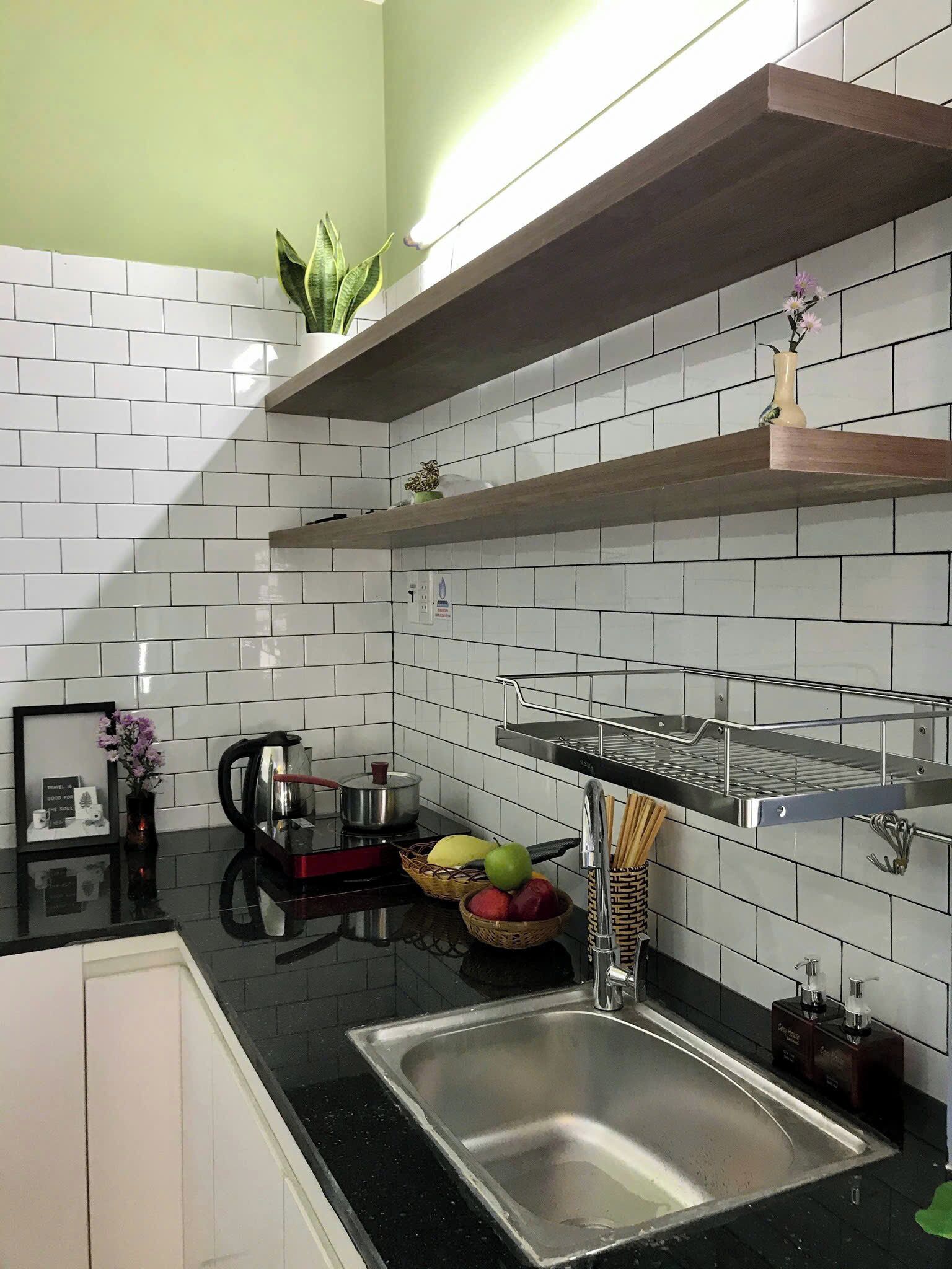 Studio Kota | Dapur pribadi | Lemari es, microwave, peralatan masak/sendok-piring, dan meja makan