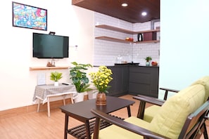 City Studio | Premium bedding, pillowtop beds, desk, laptop workspace