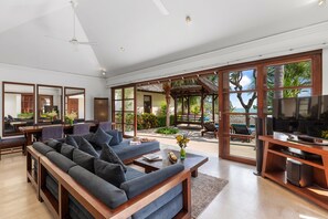 40-英寸纯平电视 （配备有线频道）、电视