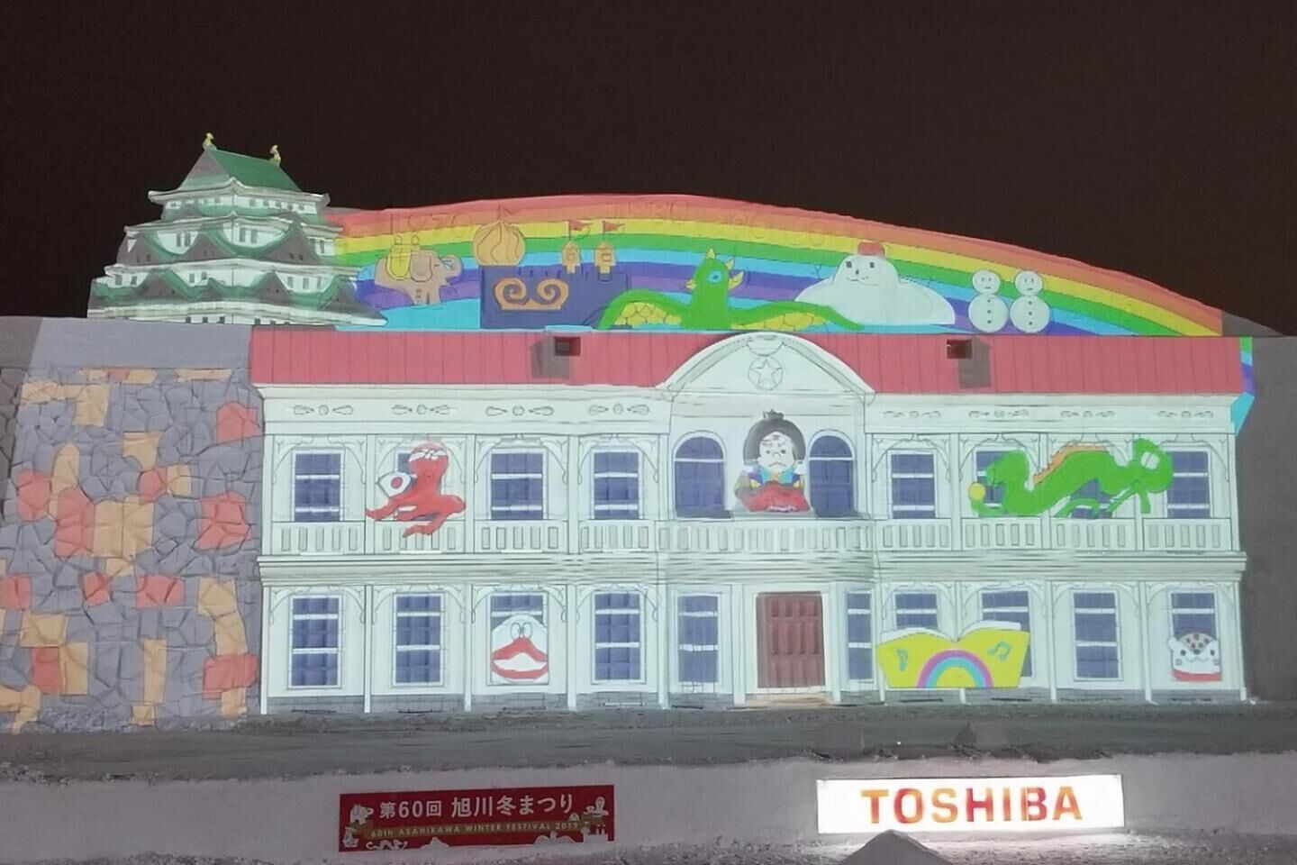 Un modelo de un edificio de estilo arquitectónico japonés tradicional, con una estructura de varios pisos, una entrada destacada y un techo decorativo.