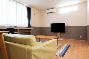 تلفزيون بشاشة مسطحة