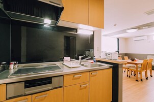 Refrigerador, microondas, placa de cocina, tetera/pava eléctrica