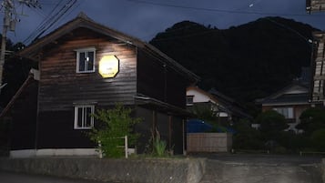 施設の正面 (日没後)