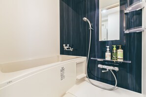 Studio Apartment | Bathroom | Separate tub and shower, free toiletries, hair dryer, slippers - Stay in Otaru (Otaru)