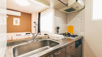 Căn hộ, 1 phòng ngủ | Bếp nhỏ riêng | Tủ lạnh, lò vi sóng, bếp nấu, ấm điện