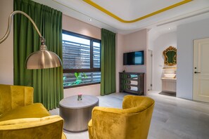 Habitación cuádruple (B1F Love) | Ropa de cama de alta calidad, edredones de plumas, cortinas opacas