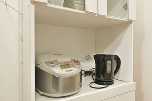 Apartament | Cuina privada | Frigorífic, microones, placa de cuina i bullidora elèctrica 