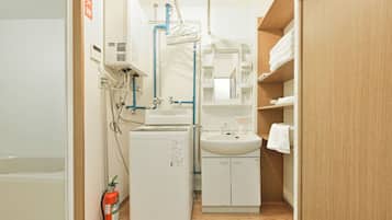 Leilighet | Bad | Separat badekar og dusj, tøfler og toaletter med elektrisk bidé