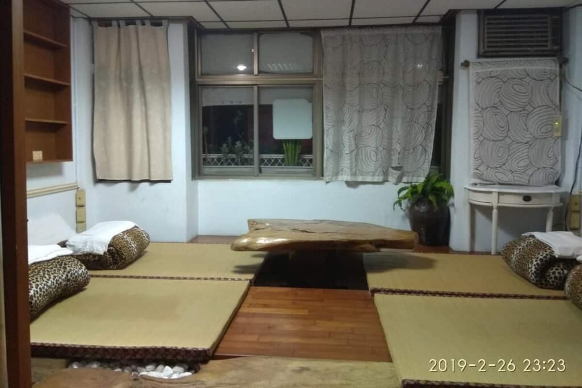 Habitación familiar | Cortinas blackout, wifi gratis y ropa de cama
