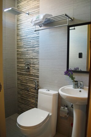 Shower, free toiletries, bidet, towels - Dy Viajero Transient Hotel (Naga)