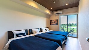 Une chambre d’hôtel avec deux lits, une grande fenêtre donnant sur un espace verdoyant et un appareil de climatisation fixé au plafond.