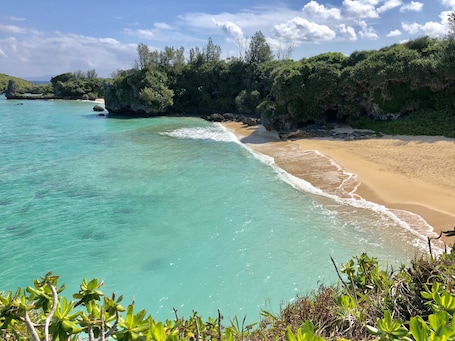 Playa privada, arena blanca. OceanResort Maedamisaki