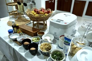 Esmorzar diari de cuina local gratuït 