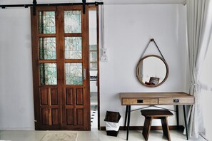 Chambre familiale (with Bathroom) | Articles de minibar gratuits, accès au Wi-Fi (inclus)