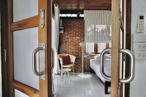 Chambre familiale (with Bathroom) | Articles de minibar gratuits, accès au Wi-Fi (inclus)