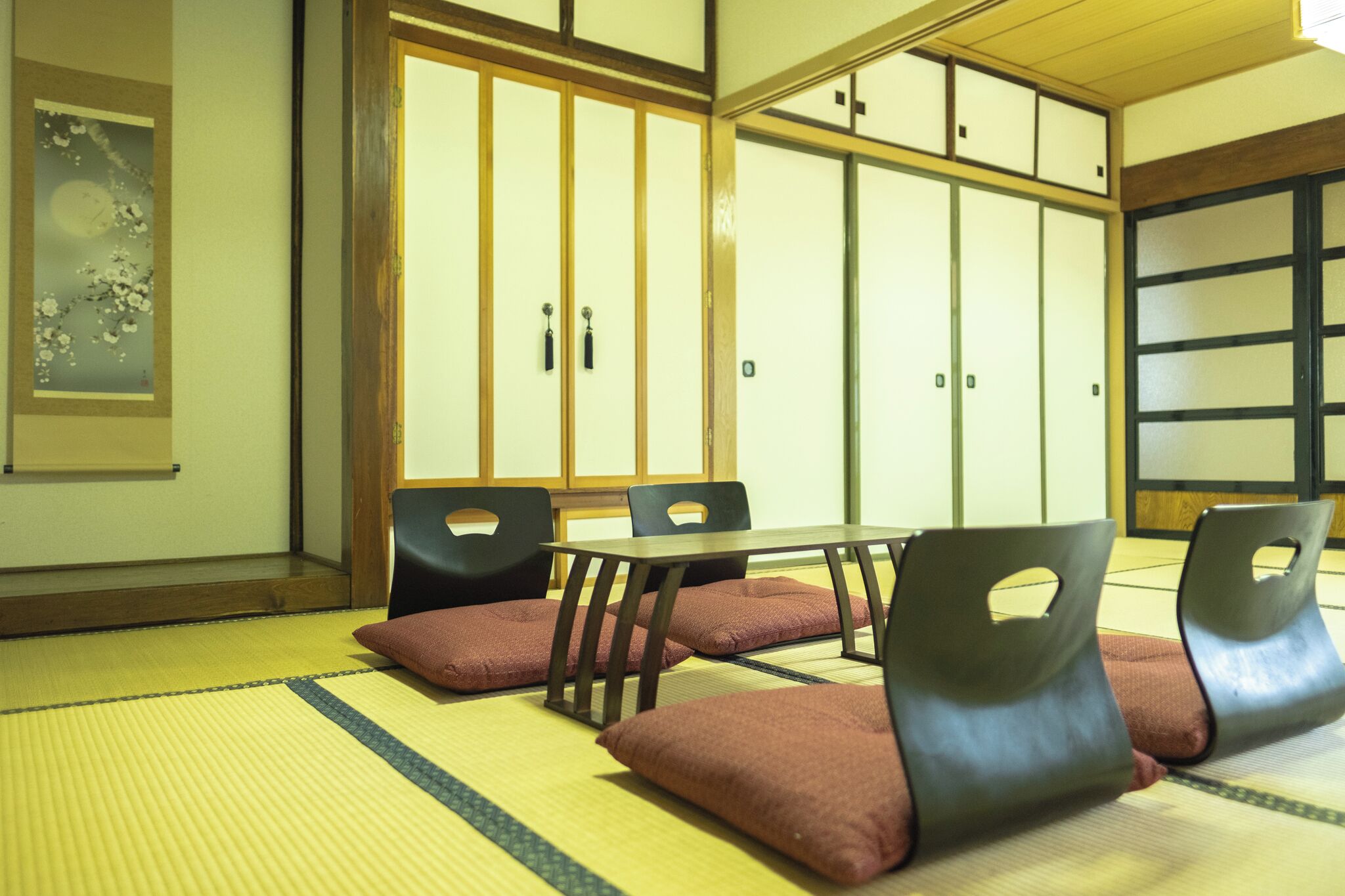 2 bedrooms, desk