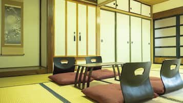 2 bedrooms, desk