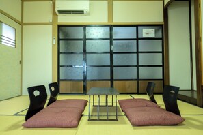 独立别墅, 2 间卧室 | 2 多间卧室、办公桌