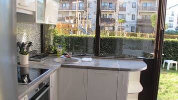 Kühlschrank, Mikrowelle, Ofen, Herdplatte