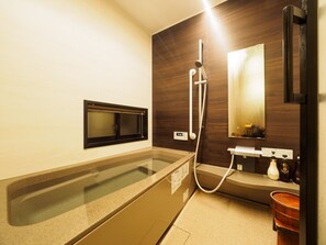 Standard Villa Non River View (Matumi-an) | Bathroom | Combined shower/bathtub, free toiletries, hair dryer, slippers - K's Villa Kamogawa and Matsumi (Kyoto)