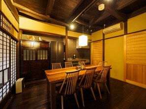 Biệt thự Deluxe, không hút thuốc, quang cảnh sông (Kamogawa-an) | Bếp riêng | Tủ lạnh, lò vi sóng, bếp nấu, dụng cụ pha cà phê/trà 