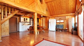 Suite (Duplex) | Living area | 55-inch LCD TV with satellite channels, TV, heated floors - Muju Naos Pension (Muju)