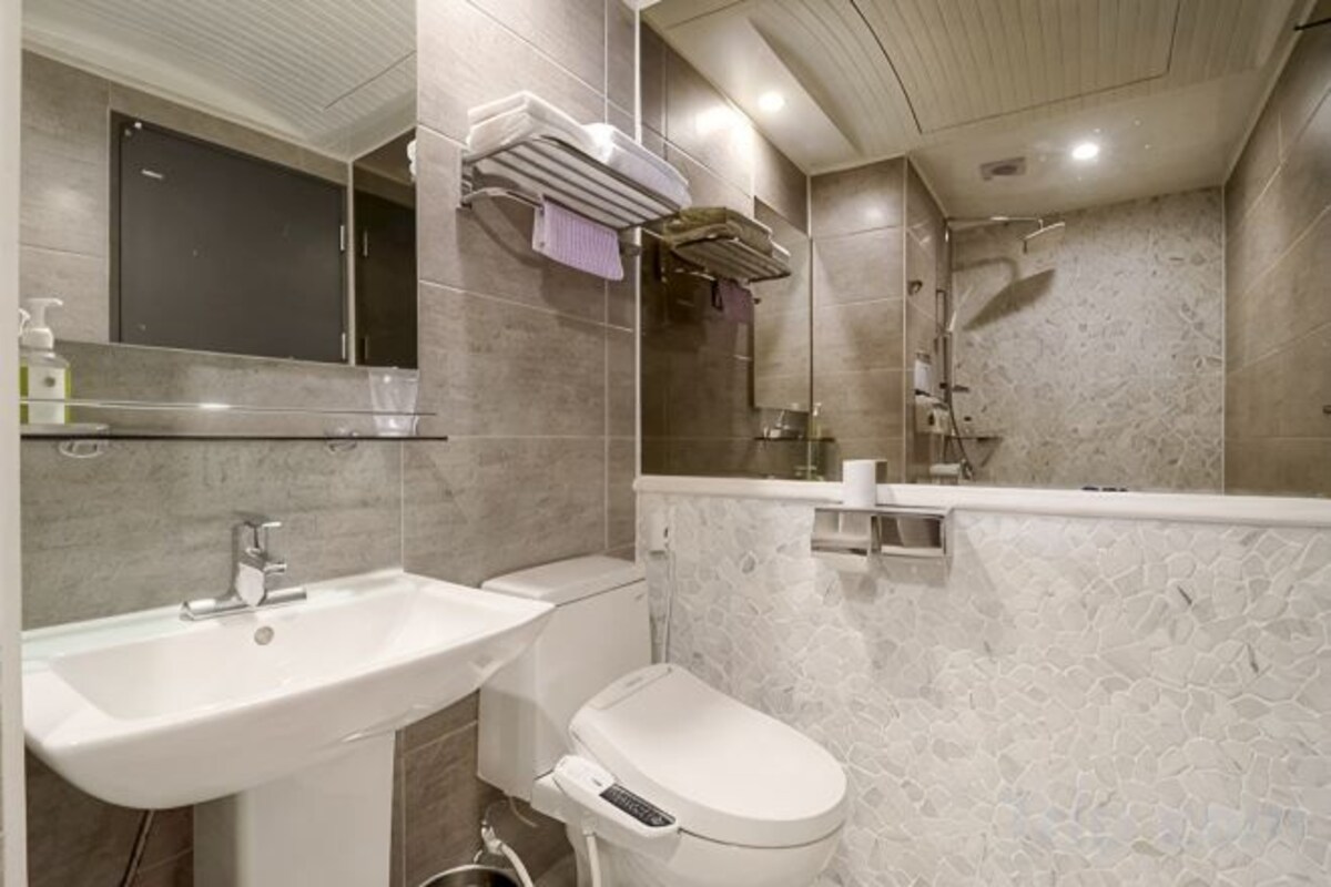 Bathroom | Combined shower/tub, free toiletries, hair dryer, bathrobes