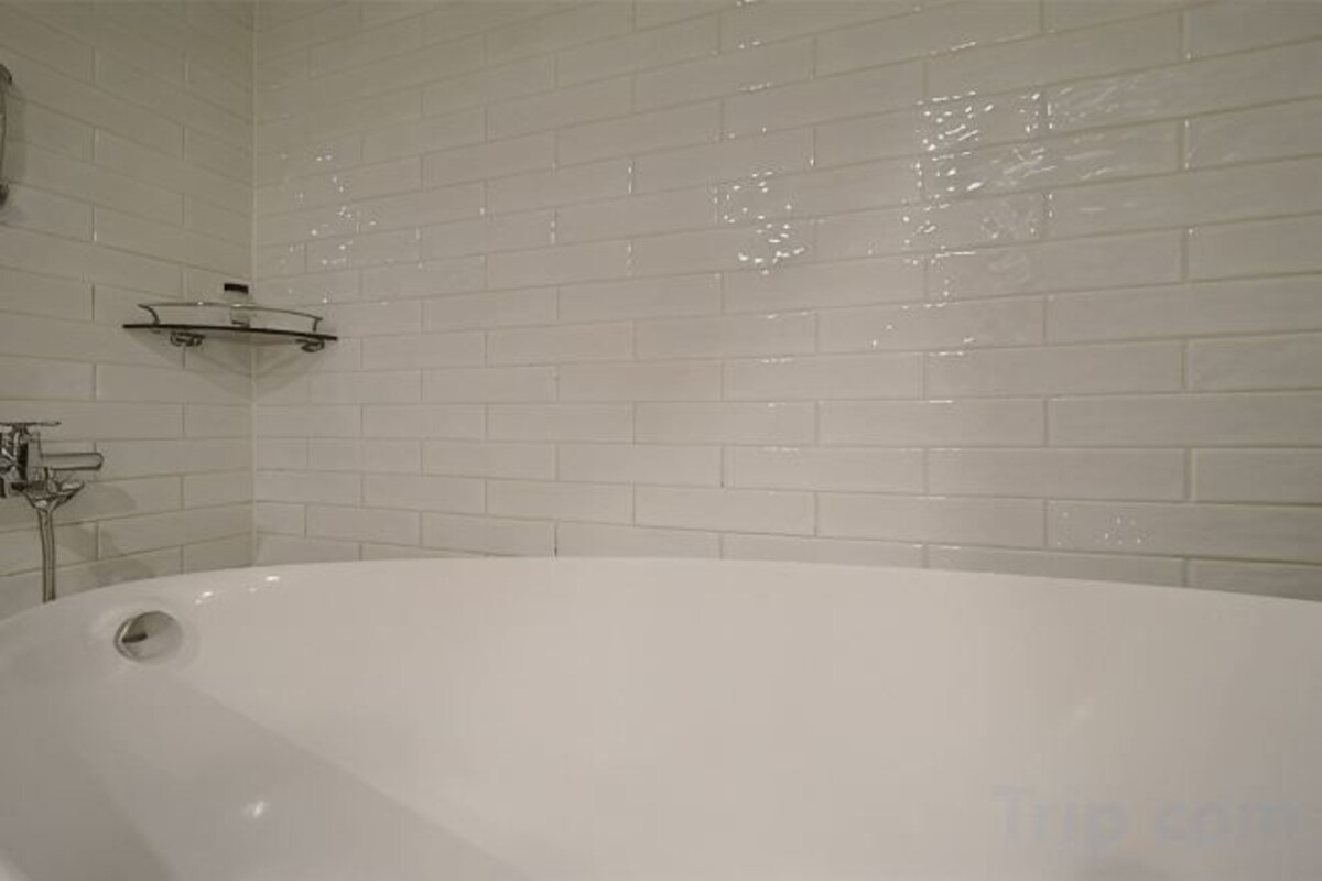 Bathroom | Combined shower/bathtub, free toiletries, hair dryer, bathrobes