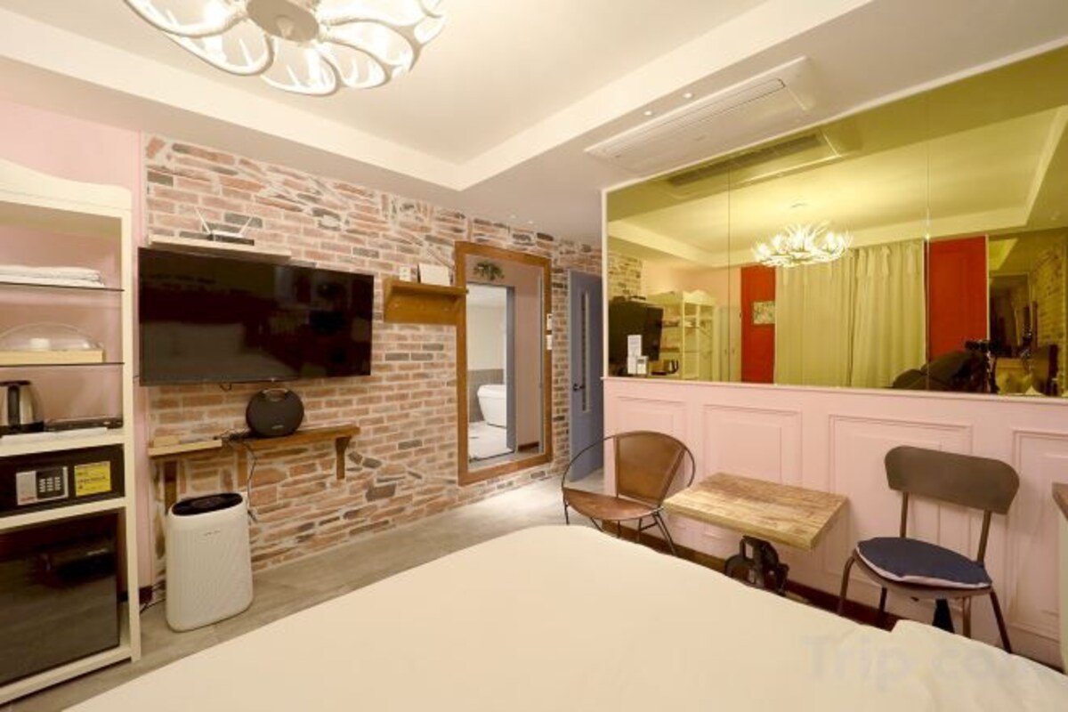 In-room safe, WiFi (free), individually decorated