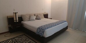 4 bedrooms, iron/ironing board, WiFi, bed sheets