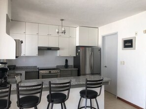 Réfrigérateur, four, cafetière/bouilloire