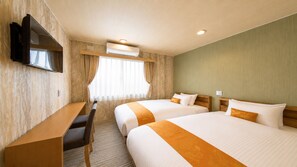 Une chambre d’hôtel avec deux lits, un bureau, une télévision et un appareil de climatisation.