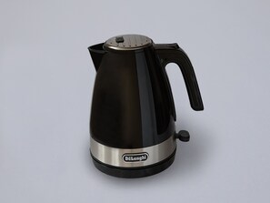 Una tetera eléctrica negra y plateada con asa y un mando.
