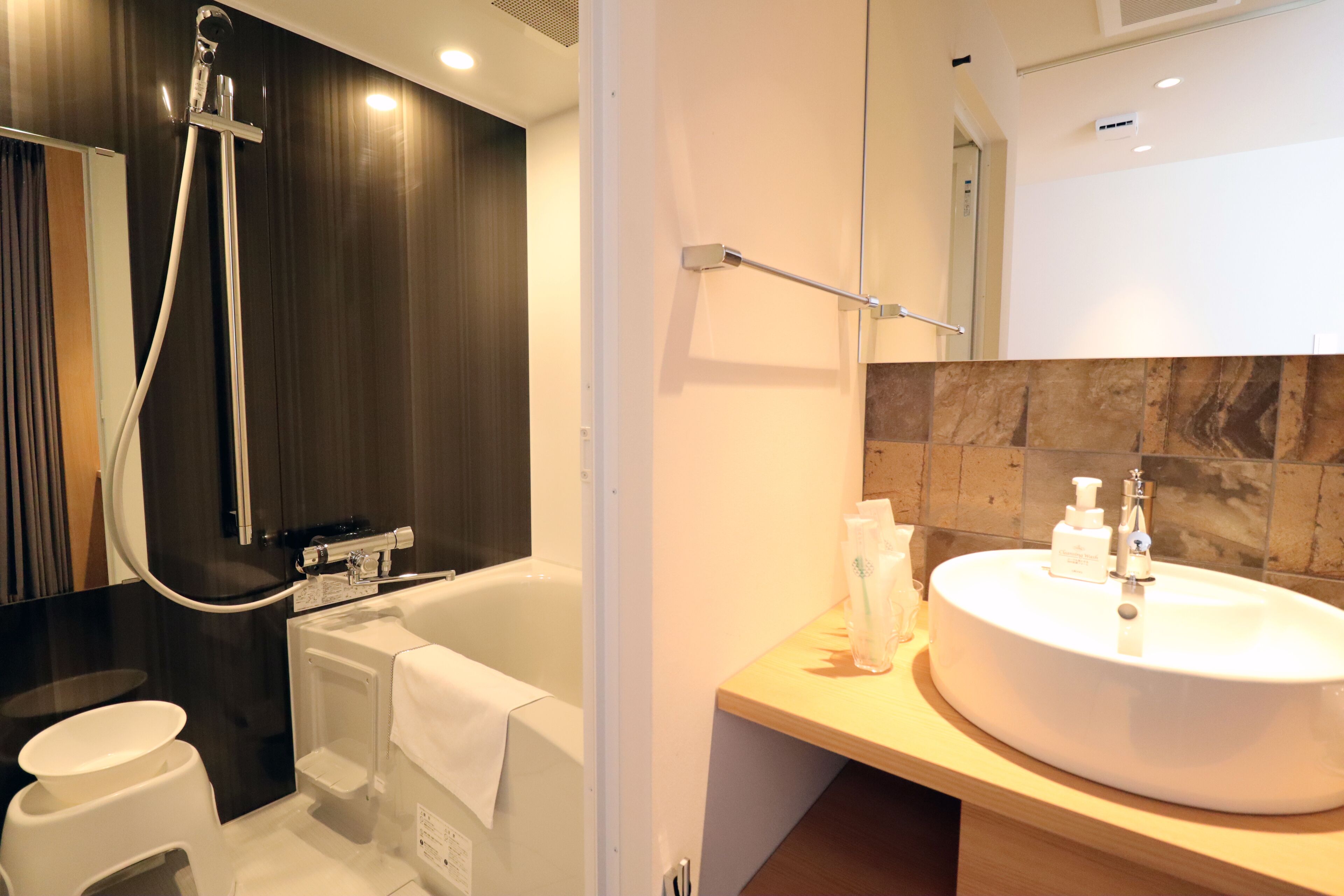 Ducha y bañera combinadas y artículos de higiene personal gratuitos