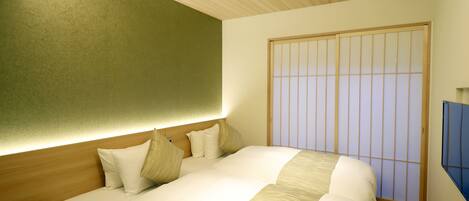Una habitación de hotel con cama, cabecera de madera y un separador japonés.