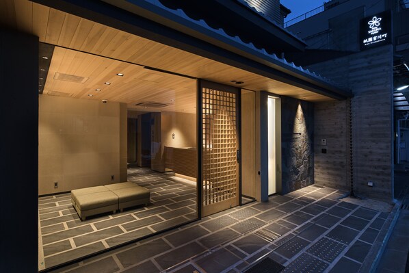 Overnatningsstedets facade – aften/nat