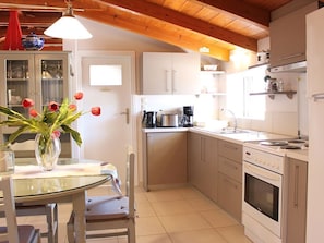 Fridge, oven, stovetop, coffee/tea maker