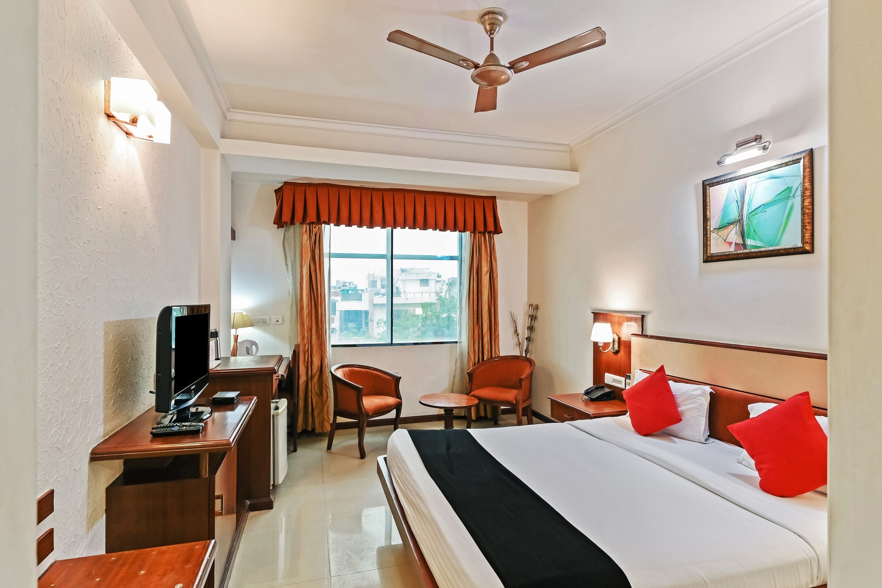 Rom – superior | Safe på rommet, skrivebord og skrivebord for bærbar PC