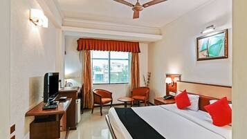 Rom – superior | Safe på rommet, skrivebord og skrivebord for bærbar PC