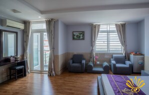 Deluxe-Zimmer, Stadtblick | Minibar, Schreibtisch, schallisolierte Zimmer, kostenloses WLAN