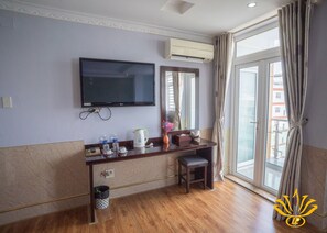 Deluxe-Zimmer, Stadtblick | Minibar, Schreibtisch, schallisolierte Zimmer, kostenloses WLAN