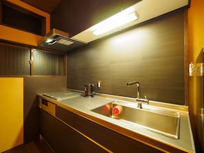 Ferienhaus (K's Villa Takasegawa-tei) | Eigene Küche | Kühlschrank, Mikrowelle, Herdplatte, Wasserkocher mit Kaffee-/Teezubehör