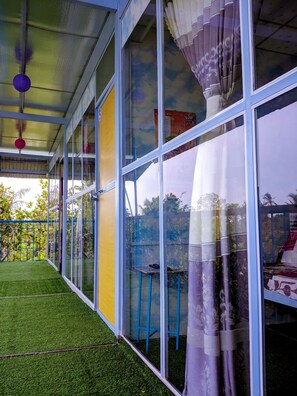 ห้องเบสิกพักรวม | บริเวณนั่งเล่น | ทีวีจอแบน