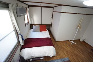 1 quarto, escrivaninha, espaço de trabalho para notebook