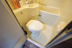 Un baño pequeño con inodoro, lavabo y bañera.